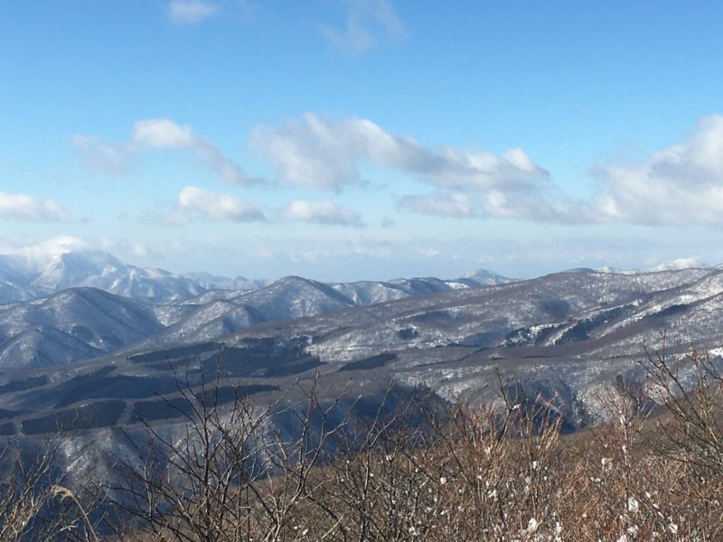 うっすら雪化粧 快晴の泉ヶ岳から眺める奥羽の山並み