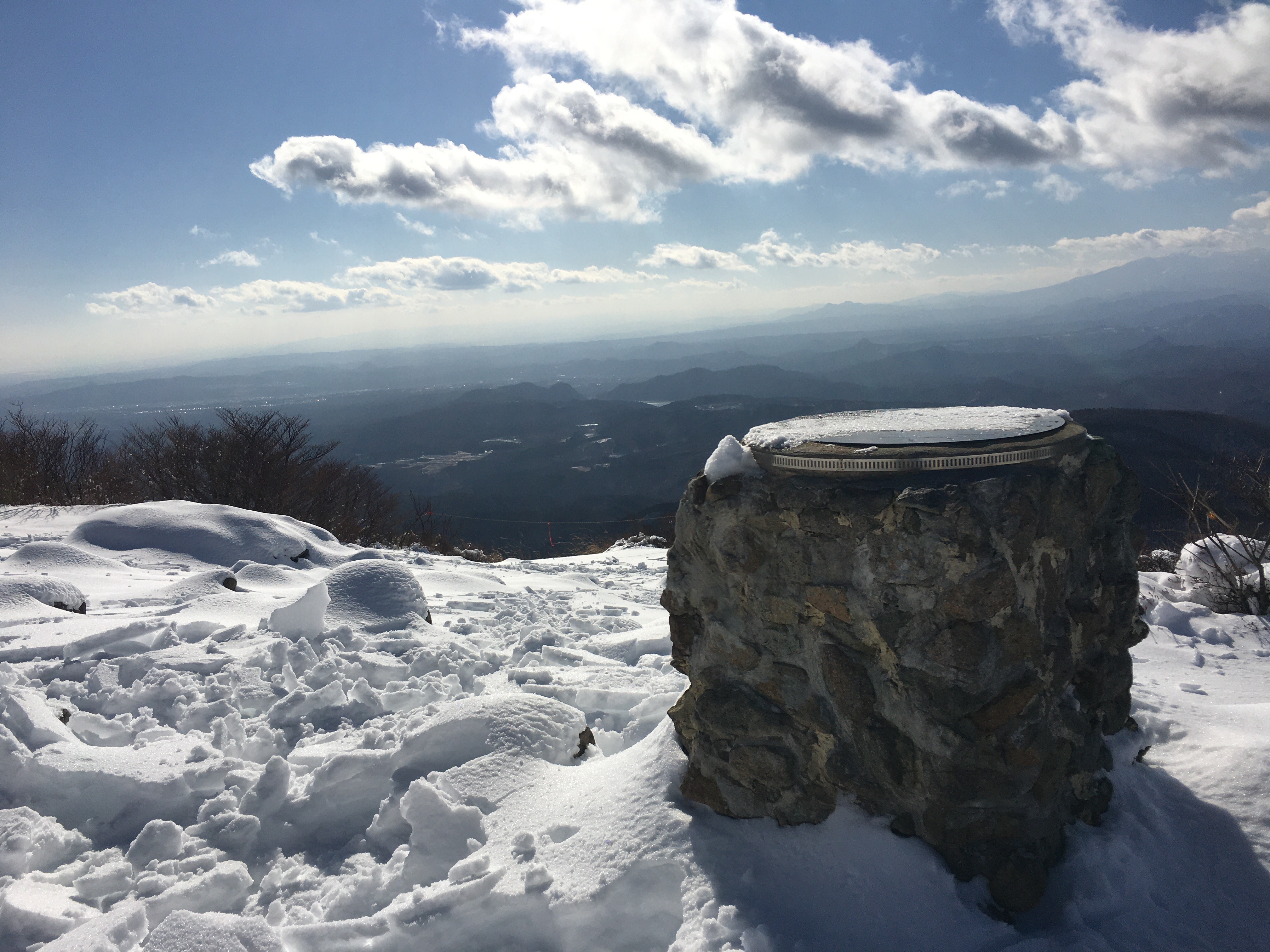 うっすら雪化粧 快晴の泉ヶ岳から眺める奥羽の山並み